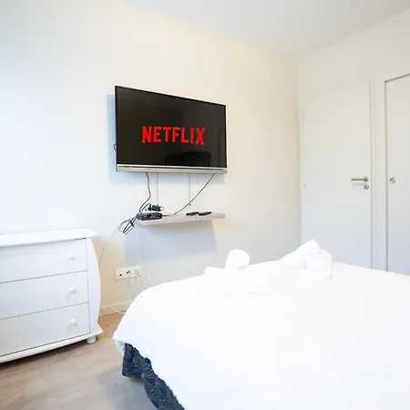 Air-conditioned 2 Bedroom With Terrace Parking *