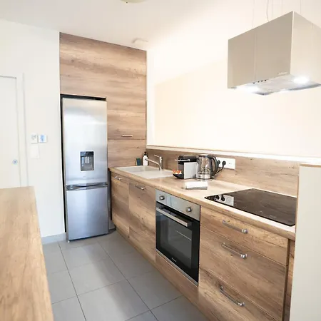 Air-conditioned 2 Bedroom With Terrace Parking דירה קרקסון