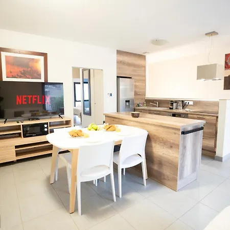 דירה Air-conditioned 2 Bedroom With Terrace Parking קרקסון