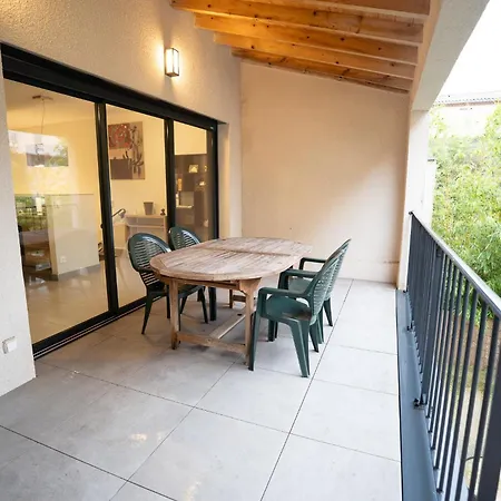 Air-conditioned 2 Bedroom With Terrace Parking דירה קרקסון