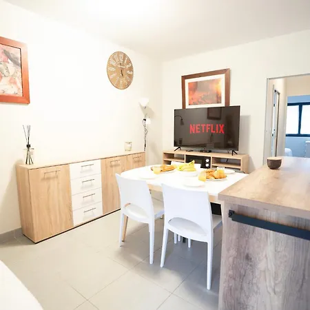 Air-conditioned 2 Bedroom With Terrace Parking דירה *