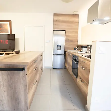 Apartment Air-conditioned 2 Bedroom With Terrace Parking