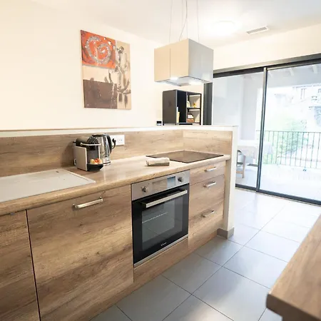דירה Air-conditioned 2 Bedroom With Terrace Parking *