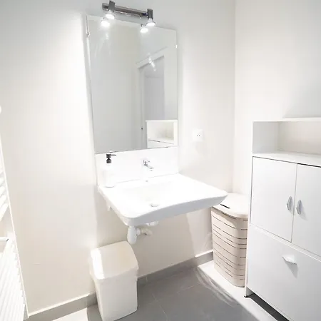 Air-conditioned 2 Bedroom With Terrace Parking Apartament Carcassonne
