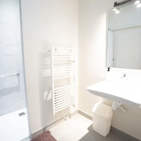 Air-conditioned 2 Bedroom With Terrace Parking Carcassonne