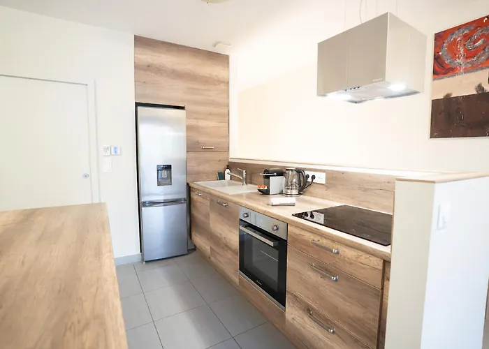 Air-conditioned 2 Bedroom With Terrace Parking Apartment Carcassonne