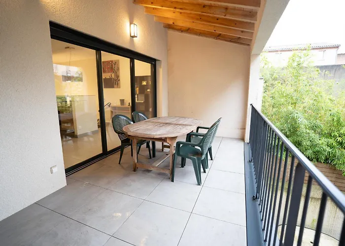 Air-conditioned 2 Bedroom With Terrace Parking Apartment Carcassonne