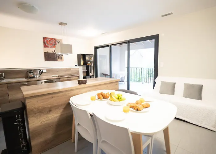 Air-conditioned 2 Bedroom With Terrace Parking