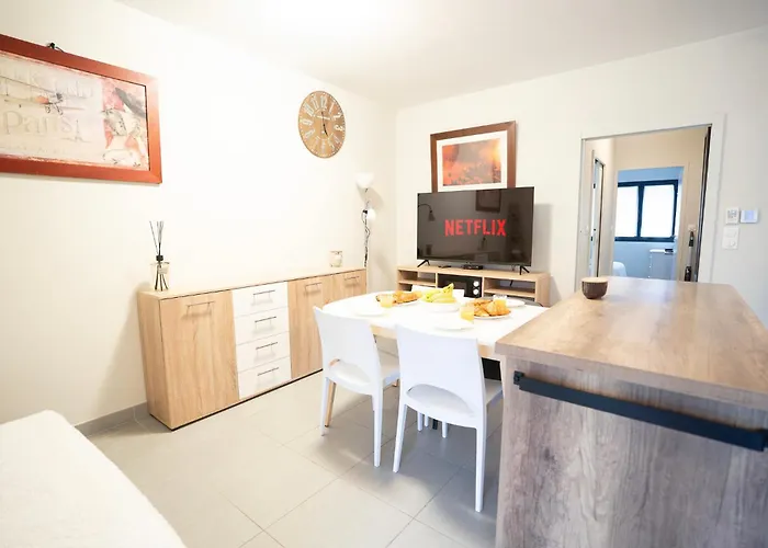 Air-conditioned 2 Bedroom With Terrace Parking Apartment *