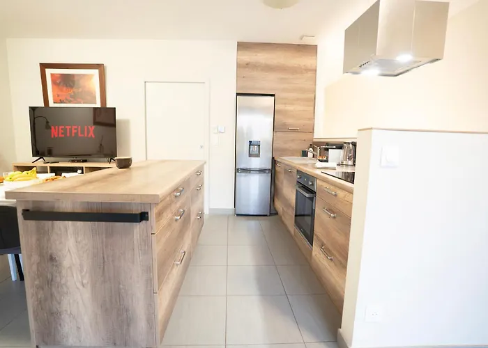 Apartment Air-conditioned 2 Bedroom With Terrace Parking