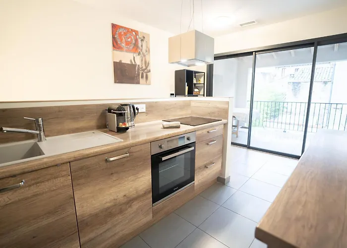 아파트 Air-conditioned 2 Bedroom With Terrace Parking *