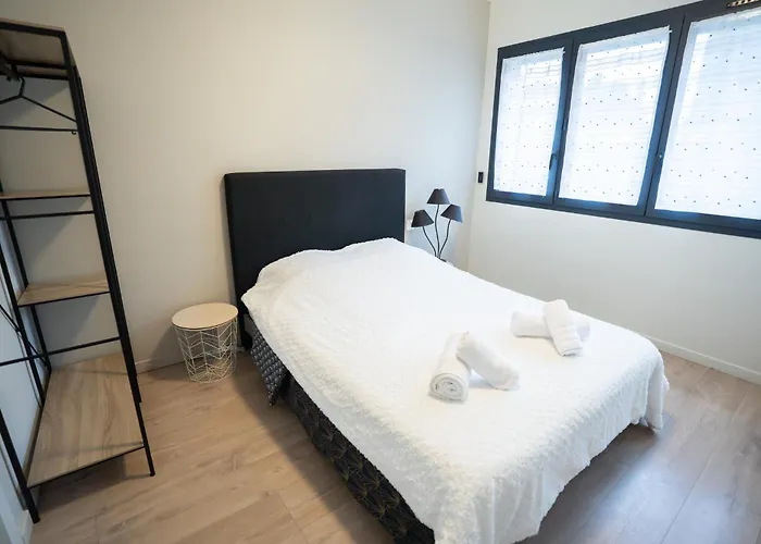 Air-conditioned 2 Bedroom With Terrace Parking 아파트 *