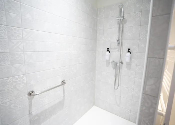 Apartment Air-conditioned 2 Bedroom With Terrace Parking *