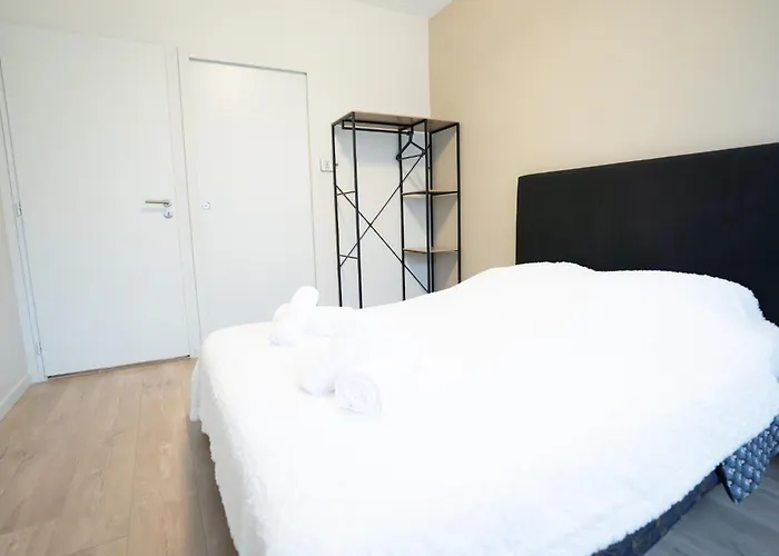 Air-conditioned 2 Bedroom With Terrace Parking 아파트 *