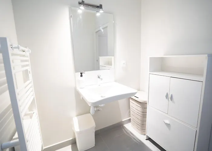 Air-conditioned 2 Bedroom With Terrace Parking 아파트 카르카손