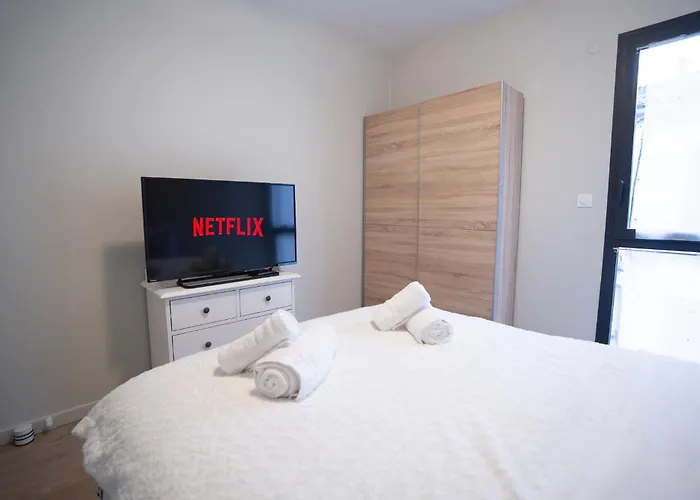 Apartment Air-conditioned 2 Bedroom With Terrace Parking Carcassonne